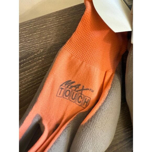 Ladies, Max touch two pairs of gloves - Picture 3 of 6